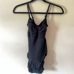 Skims Kardashian sculpting bodysuit in black onyx in L/ XL (medium fit) w snaps